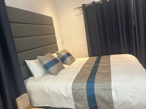 6 Schlafzimmer, Schreibtisch, Bügeleisen/Bügelbrett, Reisekinderbett