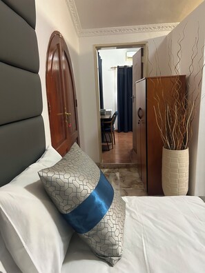 6 Schlafzimmer, Schreibtisch, Bügeleisen/Bügelbrett, Reisekinderbett