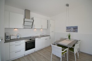 KĂŒhlschrank, Mikrowelle, Ofen, Herdplatte