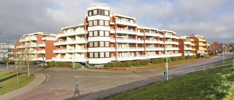 Il s’agit d’un hôtel à plusieurs étages, doté d’une tour centrale portant l’inscription « Belvédère ». Son architecture moderne se caractérise par des balcons et un toit plat.