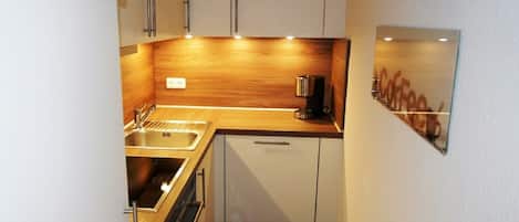 Een koelkast, een magnetron, een oven, een kookplaat