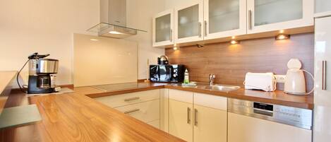 冷蔵庫、電子レンジ、オーブン、コンロ