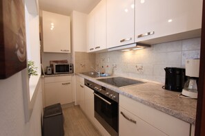 Kjøleskap, mikrobølgeovn, ovn og kokeplater