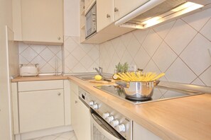 Fridge, microwave, oven, stovetop - Haus Belvedere App. 65 (Grömitz)