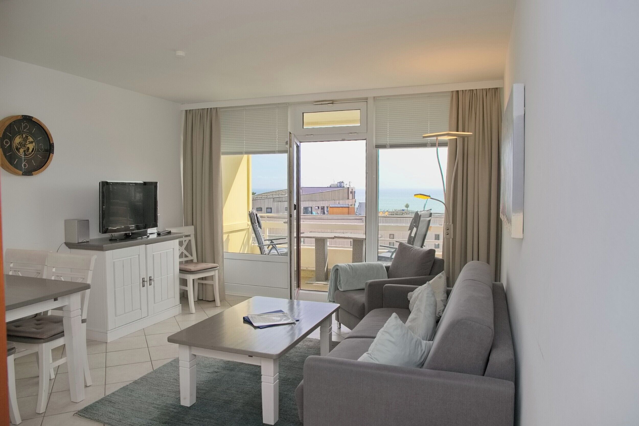 تلفزيون، مدفأة، ستيريو