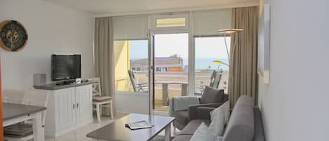 Televisión, chimenea y estéreo