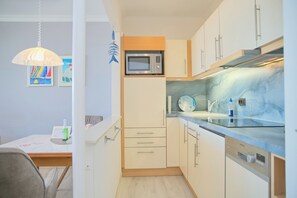 Fridge, microwave, stovetop, dishwasher - Haus Belvedere App. 72 Wlan Inkl (Grömitz)