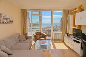 Een televisie, een dvd-speler en een stereo