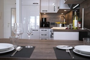 Kühlschrank, Mikrowelle, Ofen, Herdplatte