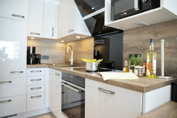 Kühlschrank, Mikrowelle, Ofen, Herdplatte