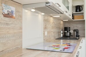 Een koelkast, een oven, een kookplaat, een vaatwasser