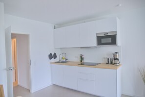 Kylskåp, mikrovågsugn, spishäll och diskmaskin