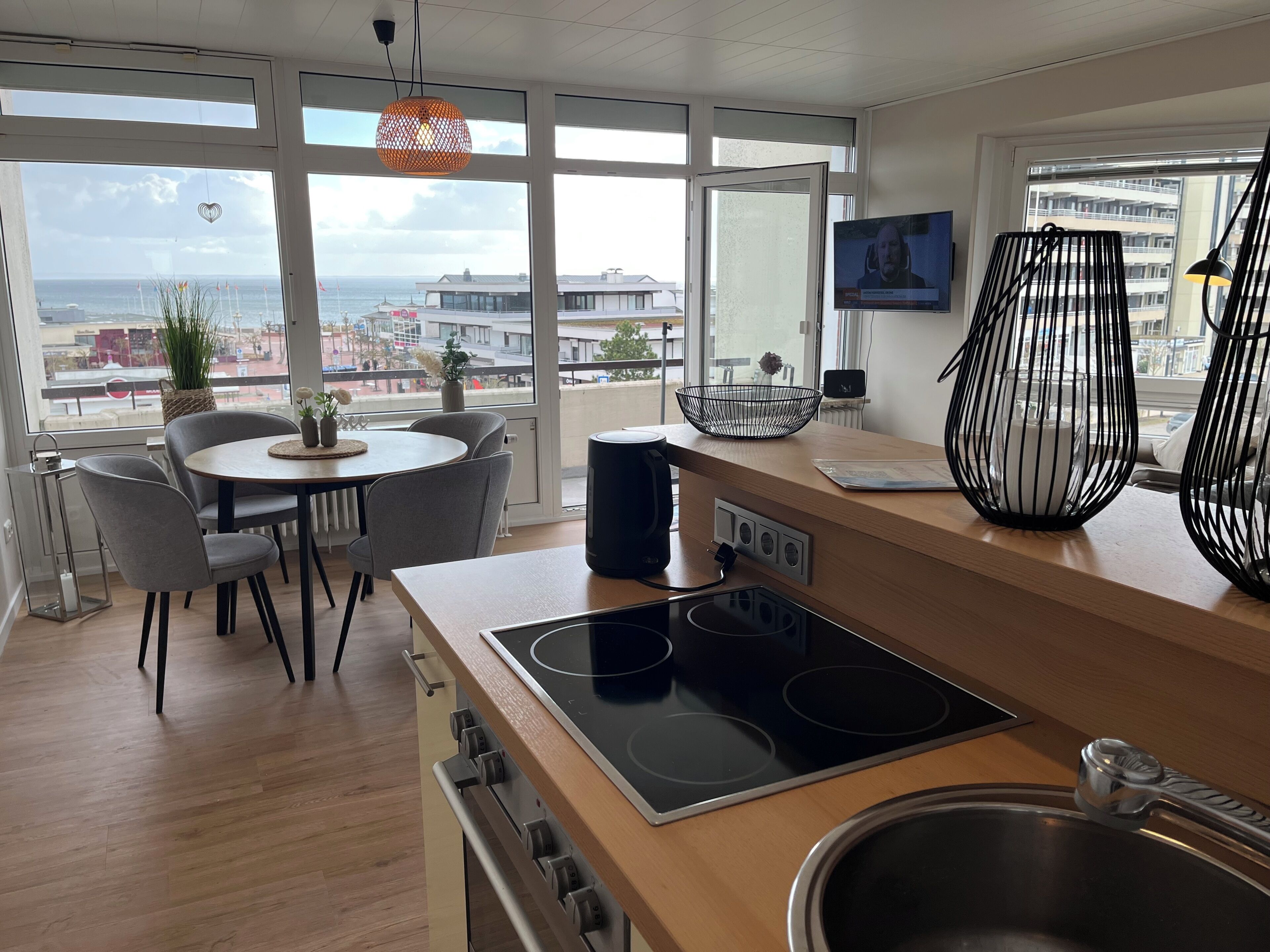 Kylskåp, ugn, spishäll och kaffe- och tebryggare