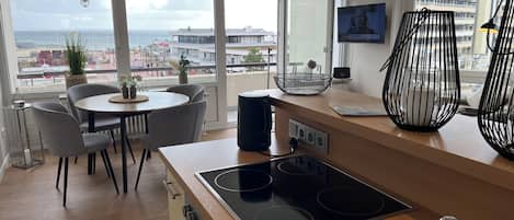 Kylskåp, ugn, spishäll och kaffe- och tebryggare