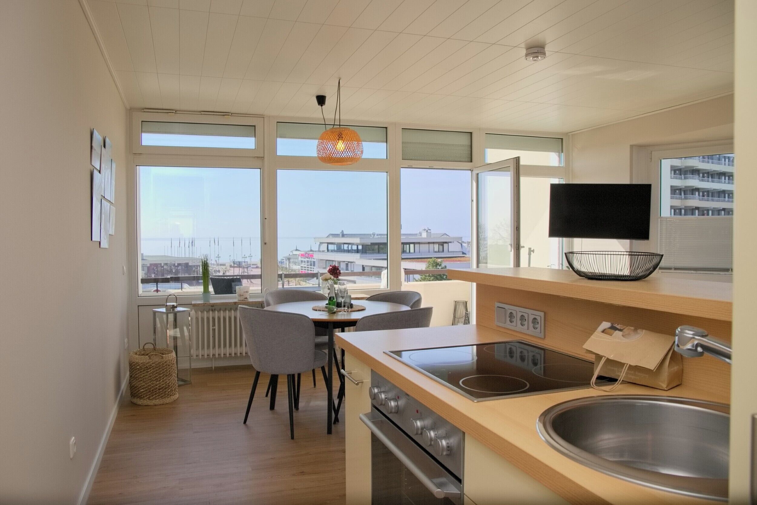 Fridge, oven, stovetop, coffee/tea maker