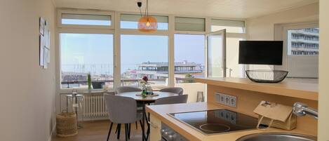 Fridge, oven, stovetop, coffee/tea maker