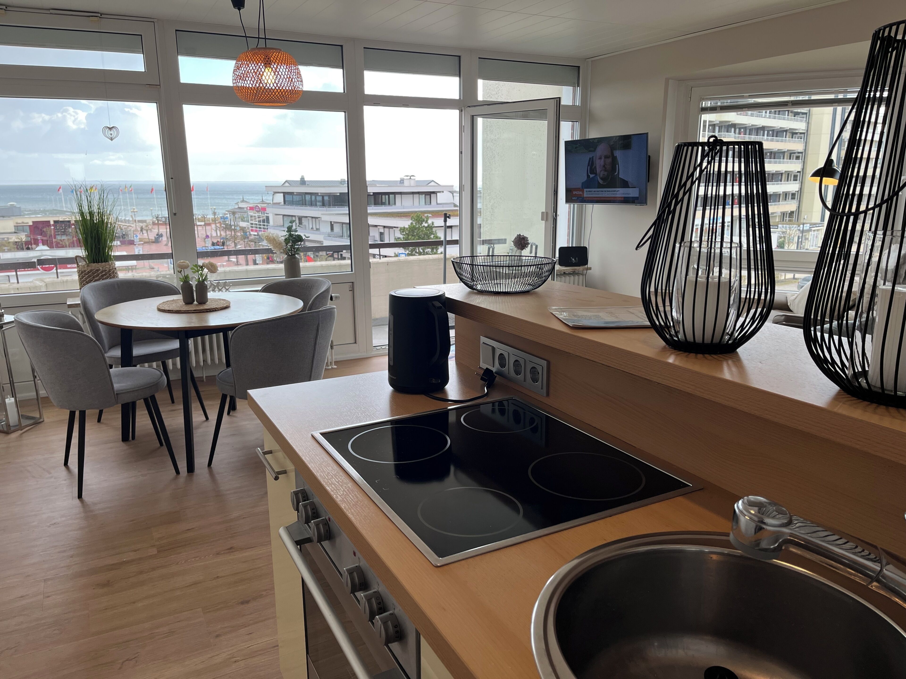 Fridge, oven, stovetop, coffee/tea maker