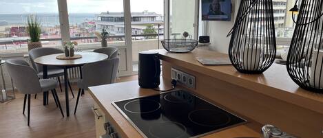 Fridge, oven, stovetop, coffee/tea maker