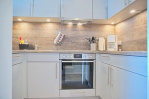 Geladeira, fogão, cooktop, lava-louças