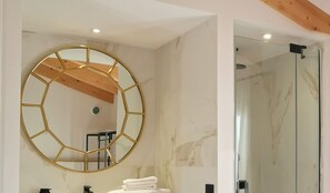 Superior tweepersoonskamer | Donsdekens, geluiddichte muren, gratis wifi