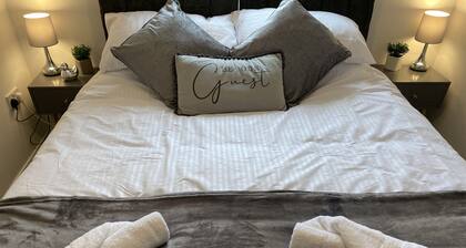 Comfortable and great location. Norwich townhouse. 5 mins to the airport.