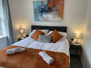 3 habitaciones, escritorio, tabla de planchar con plancha y wifi