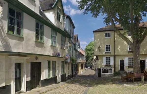 Exterior - Comfortable and great location. Norwich townhouse. 5 mins to the airport. (Norwich)