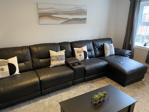 Smart TV, books, stereo, printers - Comfortable and great location. Norwich townhouse. 5 mins to the airport. (Norwich)