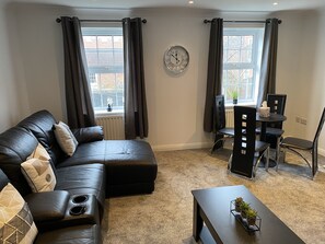 Smart TV, books, stereo, printers - Comfortable and great location. Norwich townhouse. 5 mins to the airport. (Norwich)