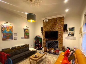 Smart TV, books, stereo - Gensing Lodge A Beautiful 3 Bedroom Boutique. Award Winning!  (Saint Leonards)