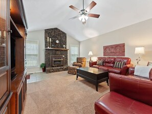 TV, fireplace - Blue on Basildon Summ (Bella Vista)