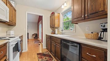 Kjøleskap, ovn, kokeplater og oppvaskmaskin