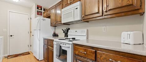 Een koelkast, een oven, een kookplaat, een vaatwasser