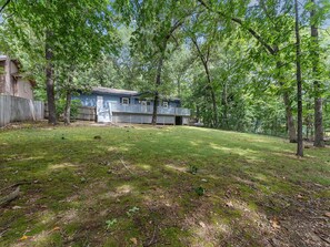 Property grounds - Blue on Basildon Summ (Bella Vista)
