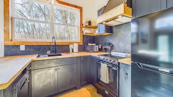 Fridge, microwave, stovetop, dishwasher