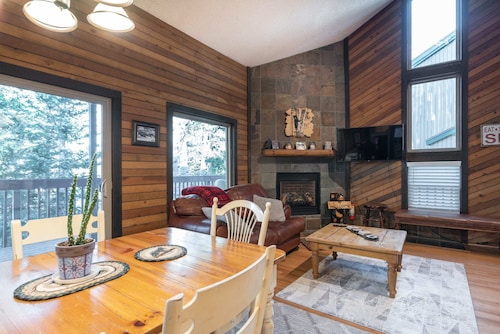 Snowshoe 2B- Navajo Ski In/Out Family Getaway