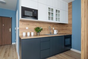 Estúdio, sacada | Cozinha privada | Micro-ondas, lava-louças, talheres/pratos/utensílios de cozinha