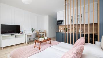 Studio, Balcony | Bed sheets