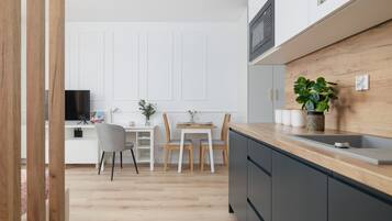 Studio, Balcony | Private kitchen | Microwave, dishwasher, cookware/dishes/utensils