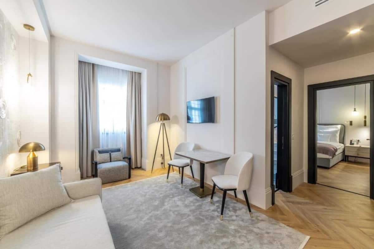 Egyptian cotton sheets, premium bedding, minibar, in-room safe