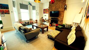 Smart TV, fireplace, stereo