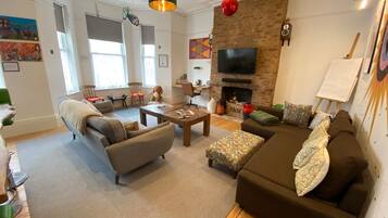 Smart TV, fireplace, stereo