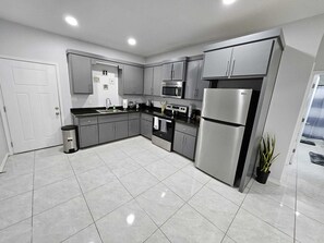 Frigorífico, microondas, placa de cocina y cafetera o tetera