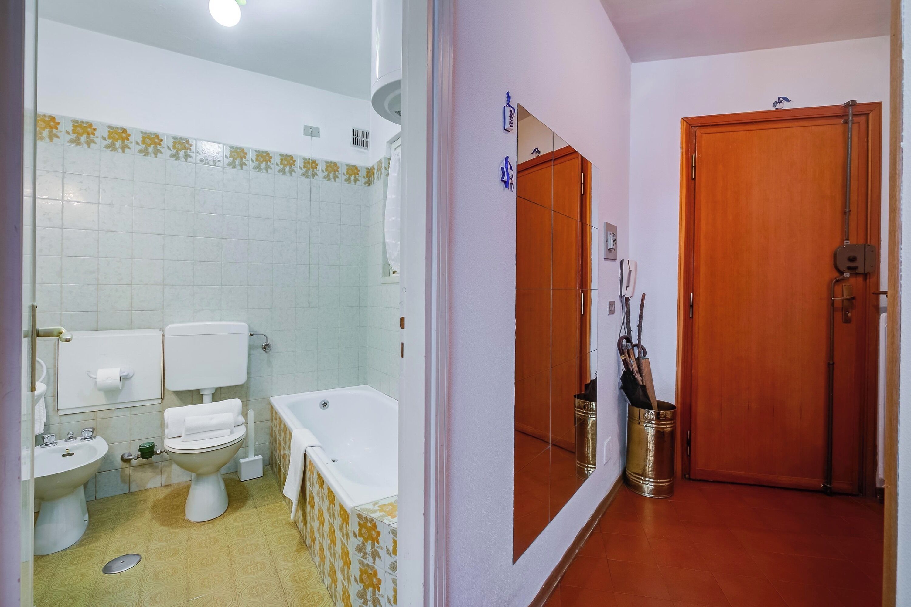 Apartamento família, vários quartos (Snow White) | Banheiro | Banheira e chuveiro separados, secador de cabelo, bidê, toalhas de banho