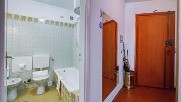 Apartamento família, vários quartos (Snow White) | Banheiro | Banheira e chuveiro separados, secador de cabelo, bidê, toalhas de banho