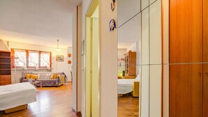 Una stanza con un letto, un divano, una scrivania e un armadio.