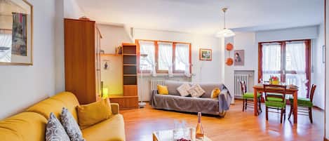 Apartamento familiar, 1 habitación (Snow White) | Zona de estar | Televisión de 21 pulgadas con canales por cable