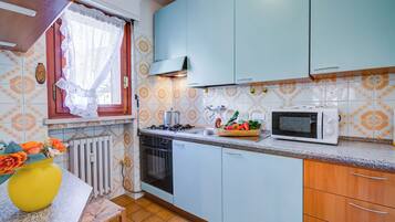 Departamento familiar, 1 habitación (Snow White) | Cocina privada | Refrigerador, microondas, horno y parrilla de estufa
