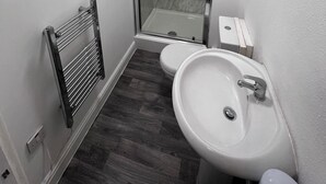 Douche, articles de toilette gratuits, serviettes fournies, savon