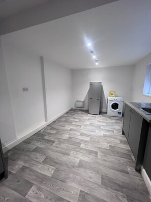 Standard Room, 2 Twin Beds (Shared) | Private kitchen | Electric kettle